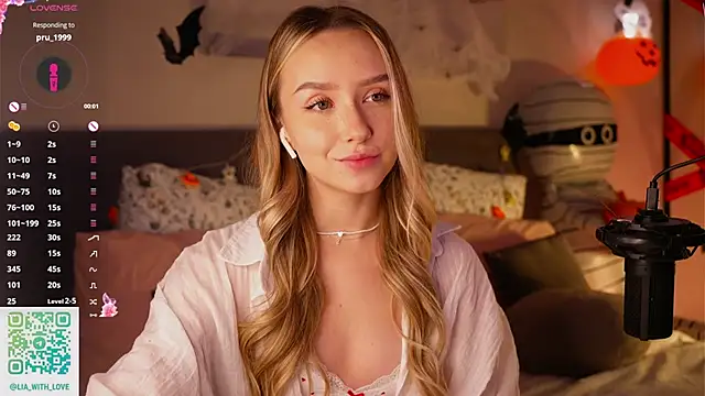 Snapshot of HollisBeckett chatting on 10/27/25, 03:10 HollisBeckett online show from 10/27/25, 03:10