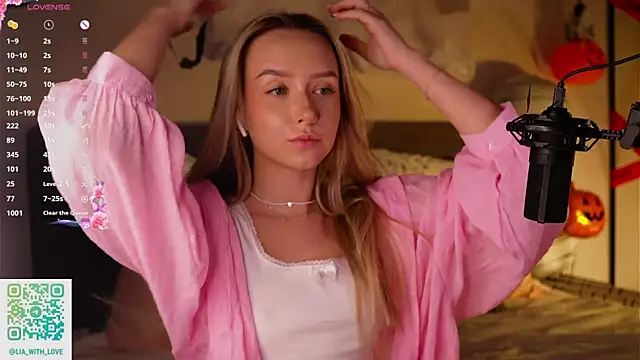 Snapshot of HollisBeckett chatting on 10/29/25, 03:31 HollisBeckett online show from 10/29/25, 03:31