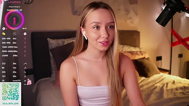 Snapshot of HollisBeckett chatting on 11/15/25, 03:04 HollisBeckett online show from 11/15/25, 03:04