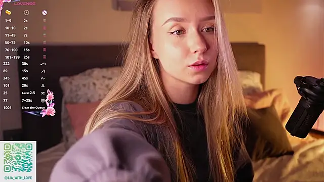 Snapshot of HollisBeckett chatting on 12/02/25, 03:23 HollisBeckett online show from 12/02/25, 03:23