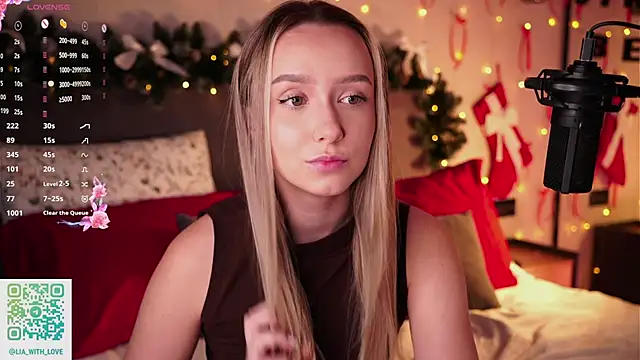 Snapshot of HollisBeckett chatting on 12/15/25, 02:27 HollisBeckett online show from 12/15/25, 02:27