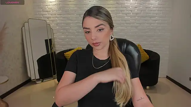 Snapshot of ChloePreston_ chatting on 01/06/25, 10:35 ChloePreston  online show from 01/06/25, 10:35