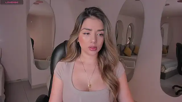 Snapshot of ChloePreston_ chatting on 03/04/25, 10:35 ChloePreston  online show from 03/04/25, 10:35