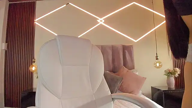 BellaClaiir online show from 12/18/25, 02:34