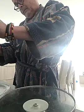 Snapshot of Bretoncool chatting on 12/23/24, 11:25 Bretoncool online show from 12/23/24, 11:25