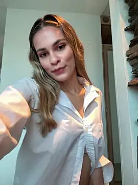 Snapshot of cuteluci_ chatting on 02/20/26, 11:43 cuteluci online show from 02/20/26, 11:43