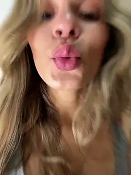 Snapshot of cuteluci_ chatting on 03/31/26, 12:23 cuteluci online show from 03/31/26, 12:23