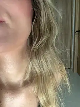 Snapshot of cuteluci_ chatting on 04/01/26, 11:22 cuteluci online show from 04/01/26, 11:22