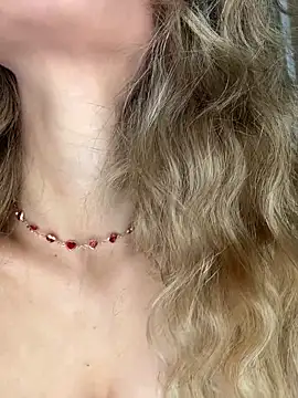 Snapshot of cuteluci_ chatting on 04/09/26, 11:37 cuteluci online show from 04/09/26, 11:37