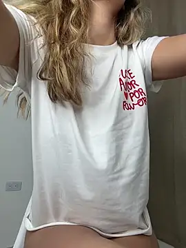 Snapshot of cuteluci_ chatting on 04/15/26, 01:07 cuteluci online show from 04/15/26, 01:07