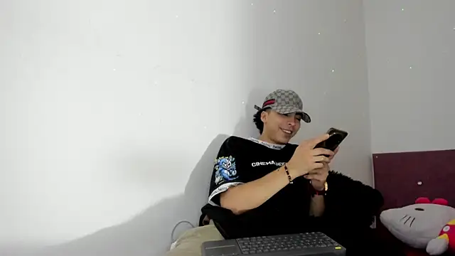 Snapshot of HeellBoy_ chatting on 12/21/25, 01:13 HeellBoy online show from 12/21/25, 01:13