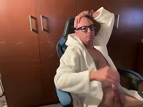 Snapshot of alanan881 chatting on 11/21/25, 02:10 alanan881 online show from 11/21/25, 02:10