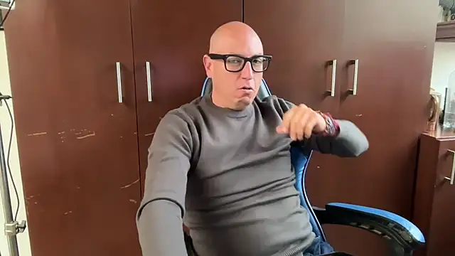 Snapshot of alanan881 chatting on 11/29/25, 06:00 alanan881 online show from 11/29/25, 06:00