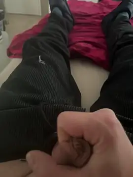 Snapshot of rundum40 chatting on 12/25/24, 01:19 rundum40 online show from 12/25/24, 01:19