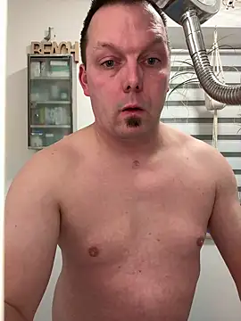 Snapshot of rundum40 chatting on 02/09/25, 05:54 rundum40 online show from 02/09/25, 05:54