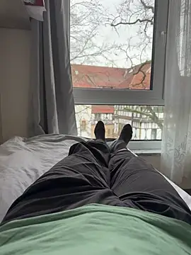 Snapshot of rundum40 chatting on 11/19/25, 12:16 rundum40 online show from 11/19/25, 12:16