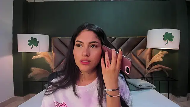 Snapshot of Mia_Elowen chatting on 03/18/25, 01:00 Mia Elowen online show from 03/18/25, 01:00