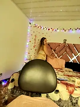 Snapshot of LaurenWelly_ chatting on 02/14/25, 11:42 LaurenWelly online show from 02/14/25, 11:42