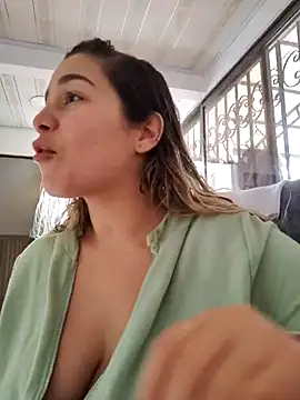 Snapshot of LaurenWelly_ chatting on 03/06/25, 08:48 LaurenWelly online show from 03/06/25, 08:48