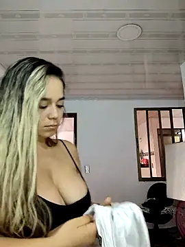 Snapshot of LaurenWelly_ chatting on 03/22/25, 12:04 LaurenWelly online show from 03/22/25, 12:04