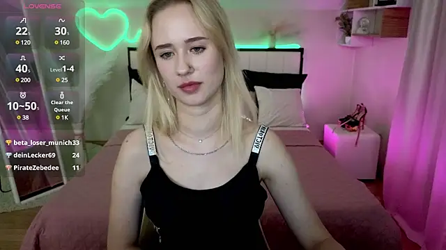 Snapshot of SashaBrooks chatting on 02/05/25, 01:04 SashaBrooks online show from 02/05/25, 01:04