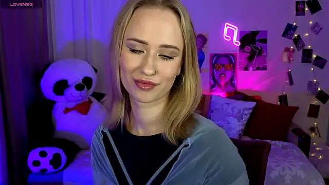 Snapshot of SashaBrooks chatting on 11/15/25, 02:02 SashaBrooks online show from 11/15/25, 02:02