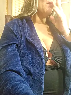 Snapshot of Foxlady2271 chatting on 02/28/25, 06:20 Foxlady2271 online show from 02/28/25, 06:20