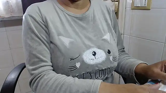 Snapshot of Foxlady2271 chatting on 11/09/25, 09:29 Foxlady2271 online show from 11/09/25, 09:29