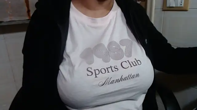 Snapshot of Foxlady2271 chatting on 11/13/25, 12:48 Foxlady2271 online show from 11/13/25, 12:48