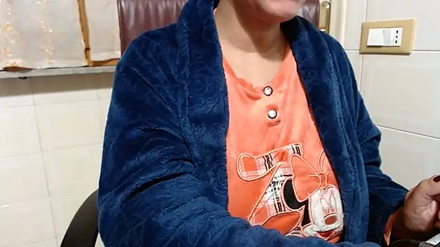 Snapshot of Foxlady2271 chatting on 12/04/25, 03:54 Foxlady2271 online show from 12/04/25, 03:54