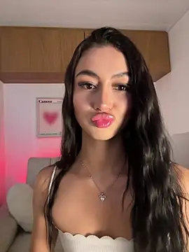 Snapshot of maddy_bronw_ chatting on 11/25/25, 10:32 maddy bronw online show from 11/25/25, 10:32