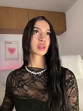 Snapshot of maddy_bronw_ chatting on 11/26/25, 10:33 maddy bronw online show from 11/26/25, 10:33