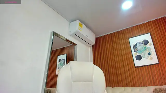 Snapshot of RoxannaHanson chatting on 12/04/24, 04:10 RoxannaHanson online show from 12/04/24, 04:10