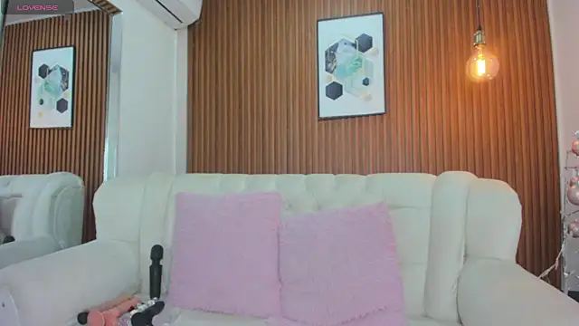 Snapshot of RoxannaHanson chatting on 12/11/24, 04:49 RoxannaHanson online show from 12/11/24, 04:49