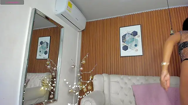 Snapshot of RoxannaHanson chatting on 12/12/24, 04:59 RoxannaHanson online show from 12/12/24, 04:59