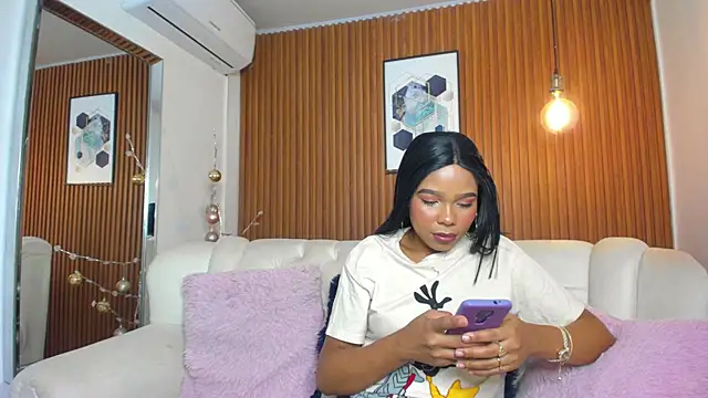 Snapshot of RoxannaHanson chatting on 12/15/24, 03:02 RoxannaHanson online show from 12/15/24, 03:02