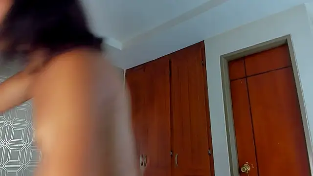 Snapshot of evelyn_wine chatting on 01/12/25, 12:49 evelyn wine online show from 01/12/25, 12:49