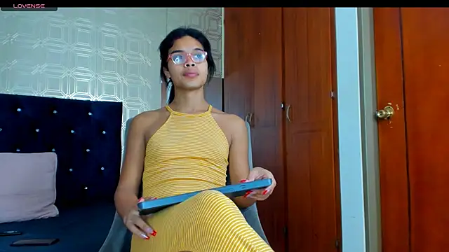 Snapshot of evelyn_wine chatting on 03/19/25, 09:48 evelyn wine online show from 03/19/25, 09:48