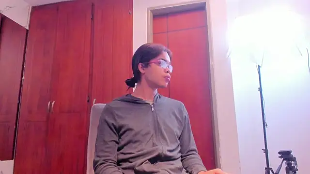 Snapshot of evelyn_wine chatting on 09/20/25, 07:04 evelyn wine online show from 09/20/25, 07:04