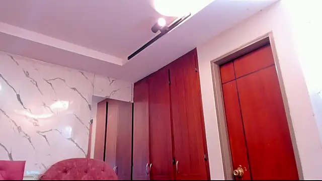 Snapshot of evelyn_wine chatting on 11/15/25, 04:10 evelyn wine online show from 11/15/25, 04:10