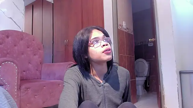 Snapshot of evelyn_wine chatting on 11/20/25, 06:18 evelyn wine online show from 11/20/25, 06:18