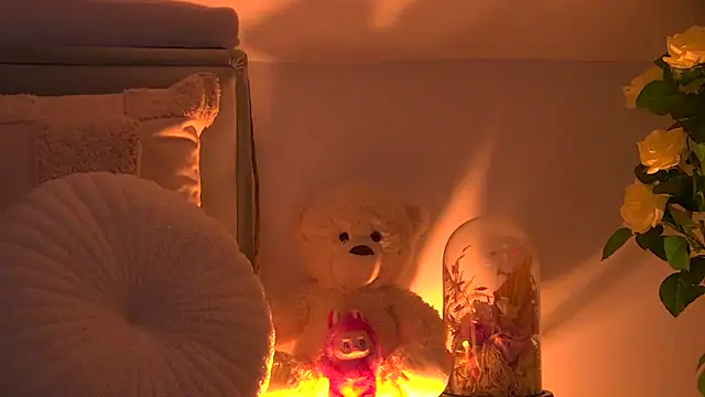 Snapshot of AngeliqueSkye chatting on 10/26/25, 04:07 AngeliqueSkye online show from 10/26/25, 04:07