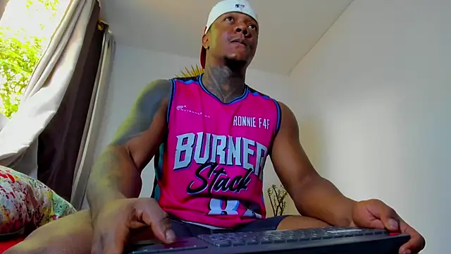 Snapshot of ronnie_7777 chatting on 12/22/25, 05:54 ronnie 7777 online show from 12/22/25, 05:54