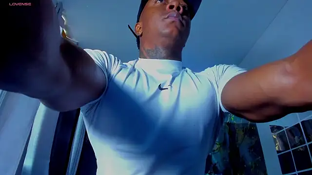 Snapshot of ronnie_7777 chatting on 03/17/26, 04:32 ronnie 7777 online show from 03/17/26, 04:32