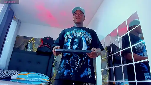 Snapshot of ronnie_7777 chatting on 04/14/26, 07:53 ronnie 7777 online show from 04/14/26, 07:53