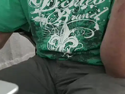 Snapshot of overaveragefreak4you chatting on 12/24/24, 06:33 overaveragefreak4you online show from 12/24/24, 06:33