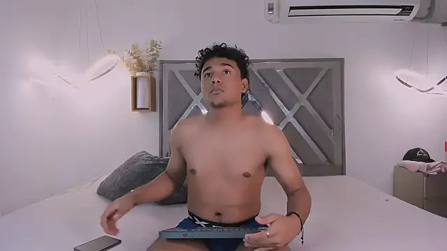 Snapshot of mia_and_masterboy chatting on 10/02/25, 08:10 mia and masterboy online show from 10/02/25, 08:10