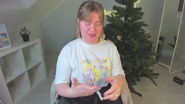 Snapshot of Kira_Citro chatting on 12/08/24, 03:24 Kira Citro online show from 12/08/24, 03:24