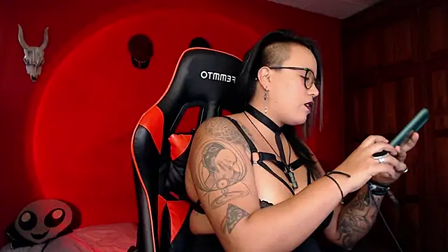 Snapshot of LilithSharon chatting on 12/18/24, 08:25 LilithSharon online show from 12/18/24, 08:25