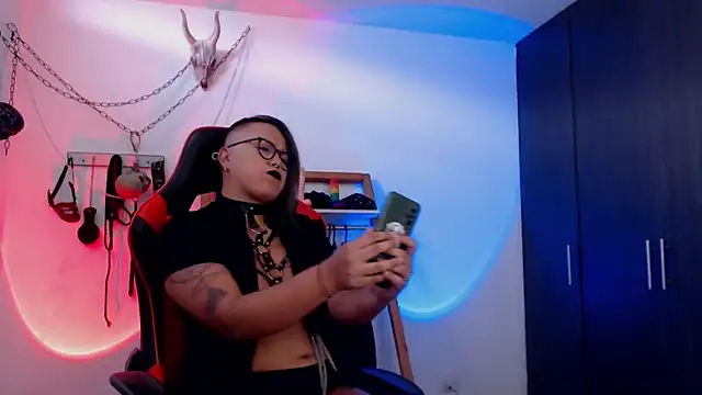 Snapshot of LilithSharon chatting on 10/15/25, 05:13 LilithSharon online show from 10/15/25, 05:13